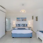 Seafront With Beautiful Views & Outdoor By 360 Estates * Сент-Полс-Бей