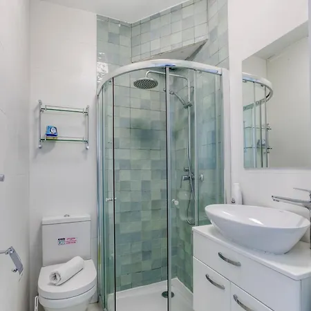 Seafront With Beautiful Views & Outdoor By 360 Estates