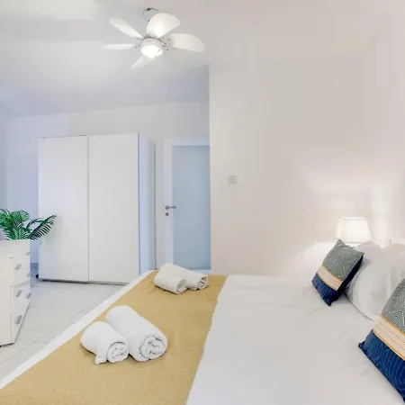 Apartment Seafront With Beautiful Views & Outdoor By 360 Estates *