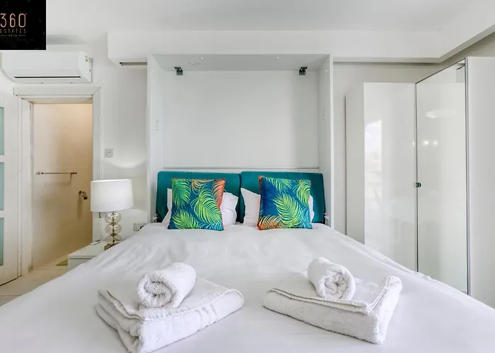 Seafront With Beautiful Views & Outdoor By 360 Estates Appartamento